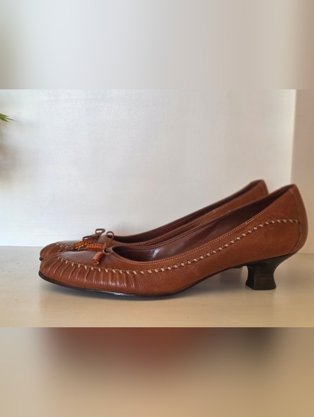Antonio Melani Brown Leather Beaded Bow Kitten Heels Moccasin Whipstitch Size 9